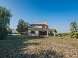 PRESTIGIOUS VILLA WITH PARK AND PANORAMIC VIEW in Fermo in the Marche region of Italy